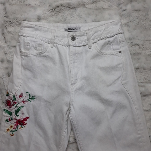 Zara| Embroidered Frayed Hem Crop Jeans (A927) - Picture 5 of 8